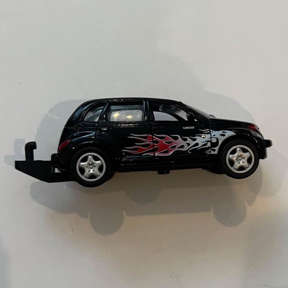 2001 Chrysler PT cruiser scale 1:43 diecast car With hitch - Picture 7 of 8